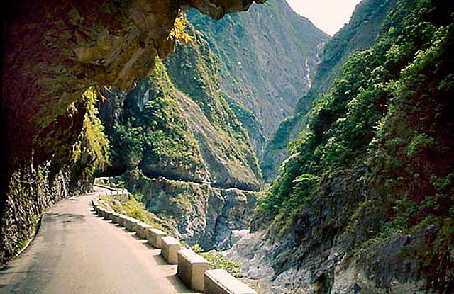 [Worlds_Scariest_Roads_21.jpg]