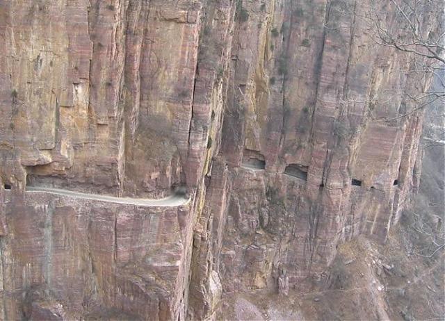 [Worlds_Scariest_Roads_17.jpg]