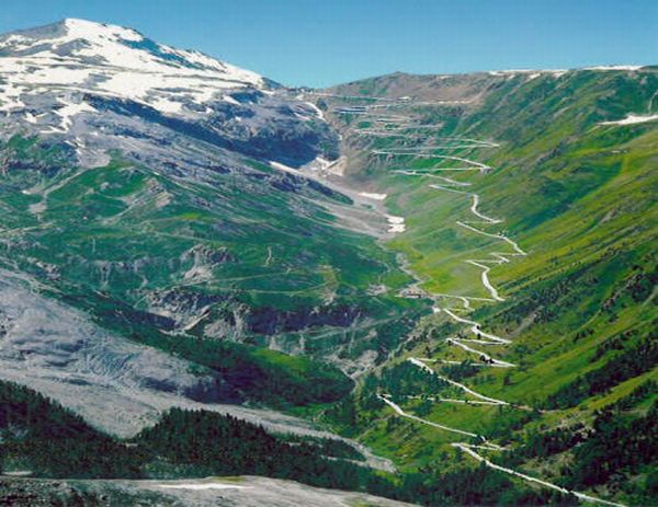 [Worlds_Scariest_Roads_04.jpg]