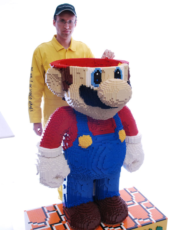 Estátua gigante do Mario feita de Lego