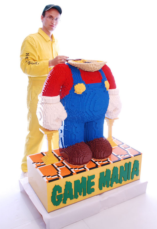 Estátua gigante do Mario feita de Lego