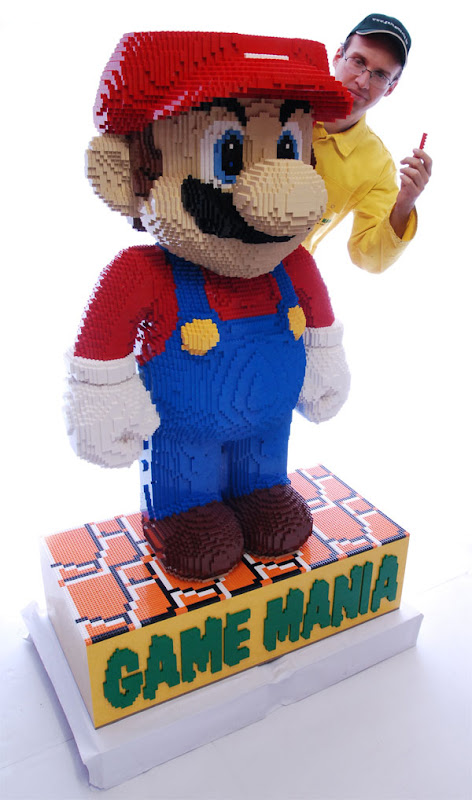 Estátua gigante do Mario feita de Lego