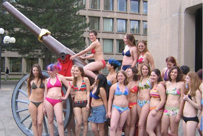 Girls Bikinis on Mit Girls In Bikini Seen On Coolpicturegallery Blogspot Com