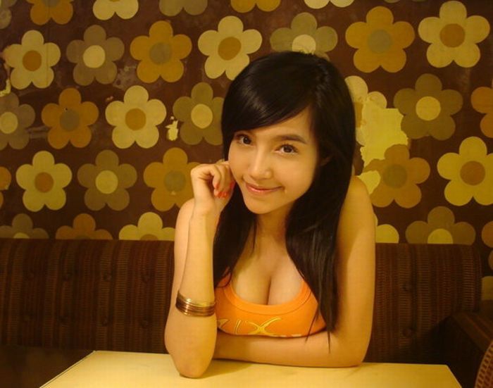 elly tran ha sexy candid boobs photos 01