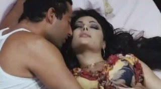 haifa wahbi dans une scene d'amours