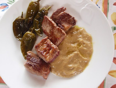 tacos de carne con salsa de alcachofas