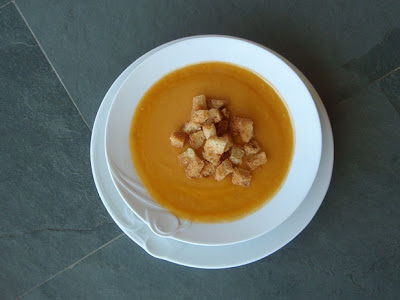 crema de calabaza con costrones de pan frito