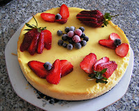 TORT DE BRANZA CU FRUCTE ROSII