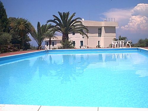 [piscina-hotel.jpg]