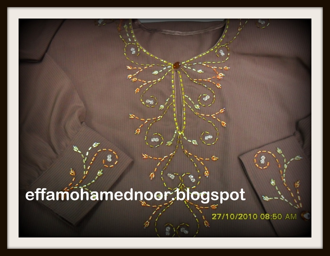 gaun detail manik manik