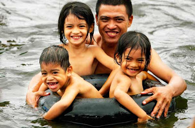 People bathe in the polluted waters of Manila Bay as a holiday activity in Philippines