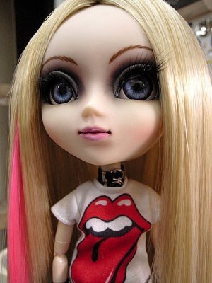 Papusa Avril Avril+Lavigne+Doll+(4)