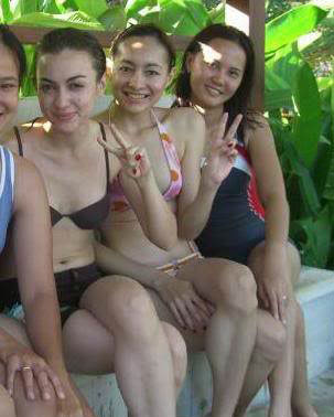 Foto Dewi Rezer & Rianti di Pantai (Hot) Foto Dewi Rezer & Rianti di Pantai (Hot)