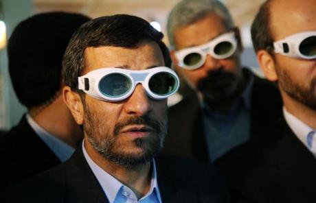 Ahmadinejad+with+3D+glasses.jpg