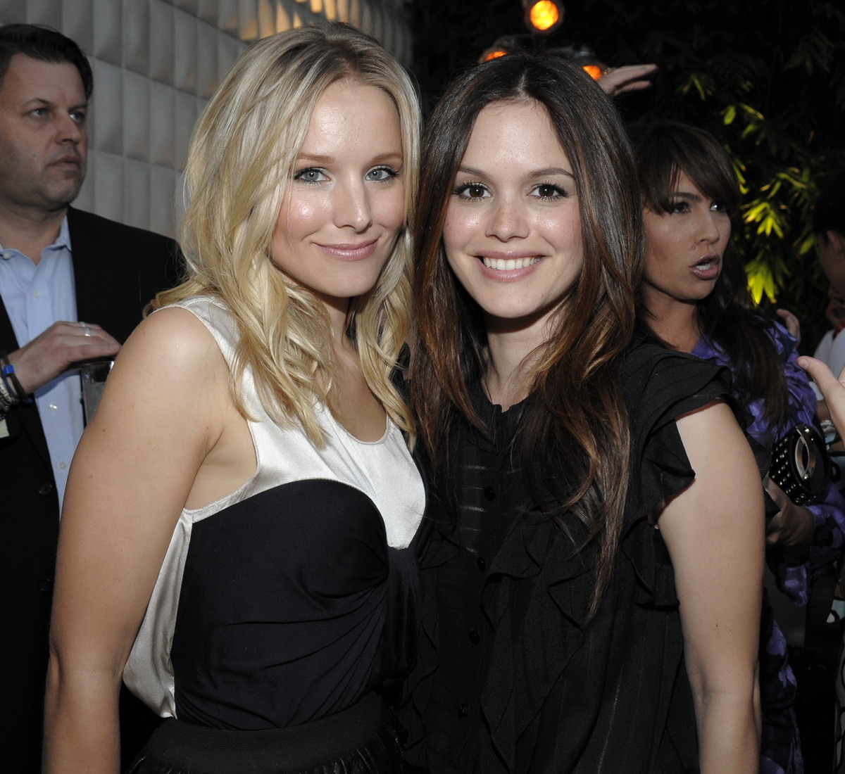 http://4.bp.blogspot.com/_nE3LWNt_ytQ/Sl9GZ5GX36I/AAAAAAAABNk/uiaqjH2hQxQ/s1600/Kristen_Bell__Rachel_Bilson_Vogue__s_1_year_anniversary_party01_www.hqparadise.hu_resize.jpg