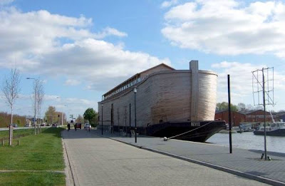 Construcción sobre plataforma flotante en dársena de puerto holandés Arca de Noé en Holanda
