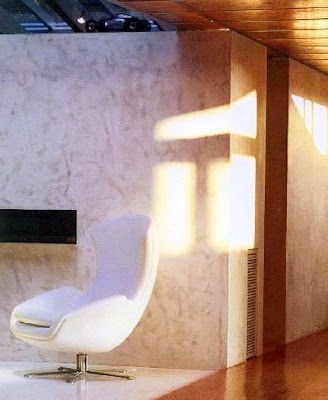 Detalle en un sector de la sala con sillón de diseño moderno Casa modernista en California propiedad reformada por Brad Pitt