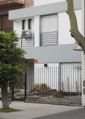 Vivienda residencial frente a la calle