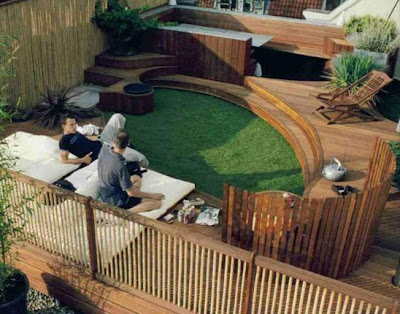 Terraza con deck de madera y jard n