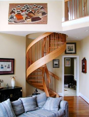Arquitectura de casas: escalera de madera caracol