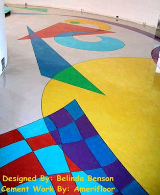 Arquitectura de casas: piso de cemento alisado decorado con arte.