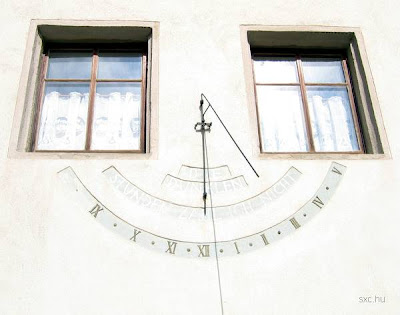 Reloj solar sobre fachada