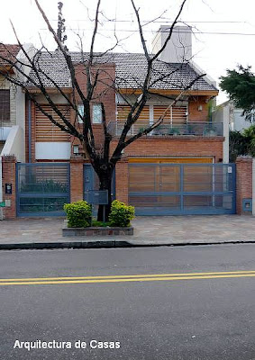 Chalet y árbol