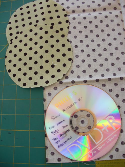 [fabric+flower+tutorial+001.jpg]
