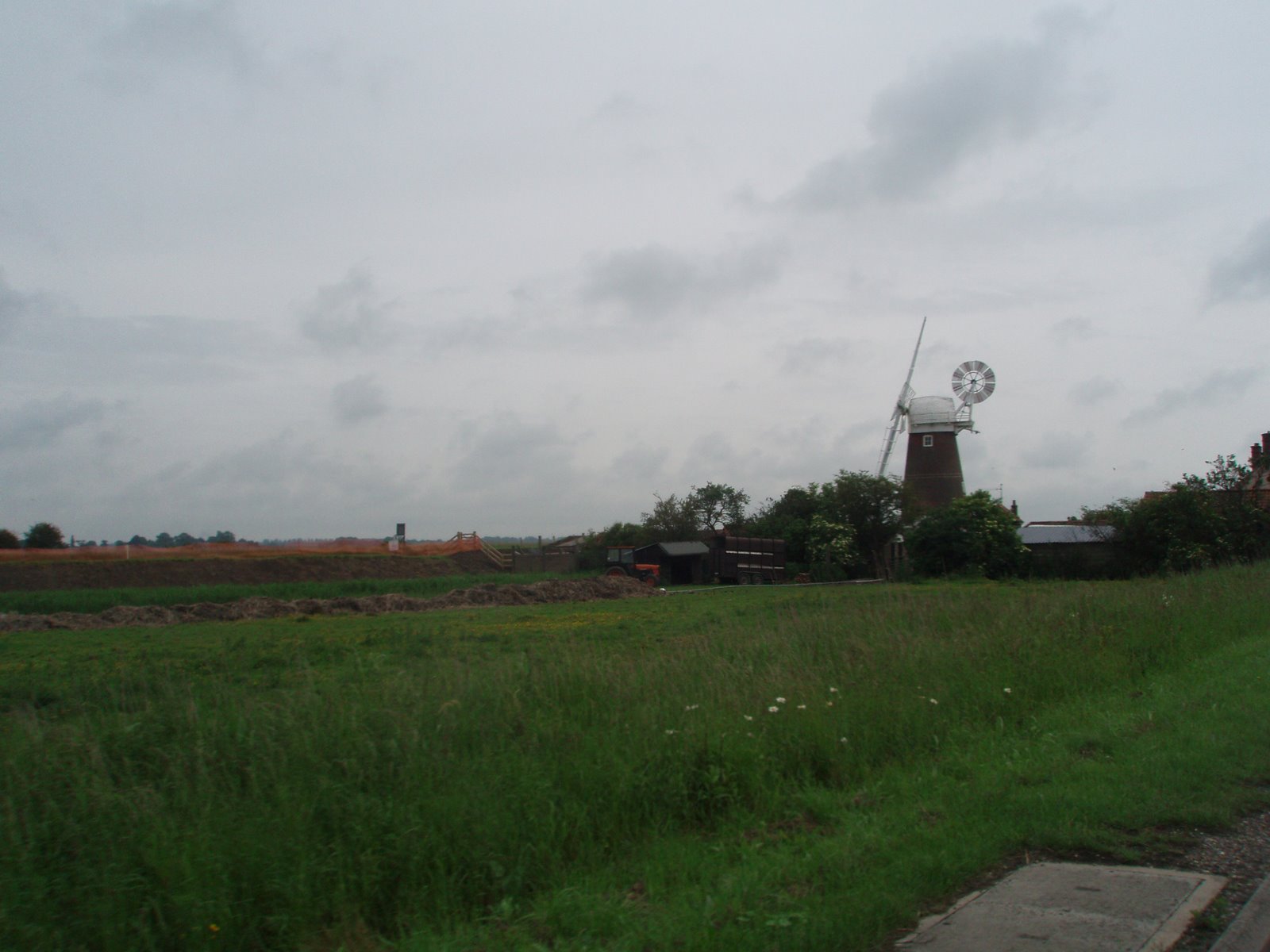 [windmill+on+A47.JPG]