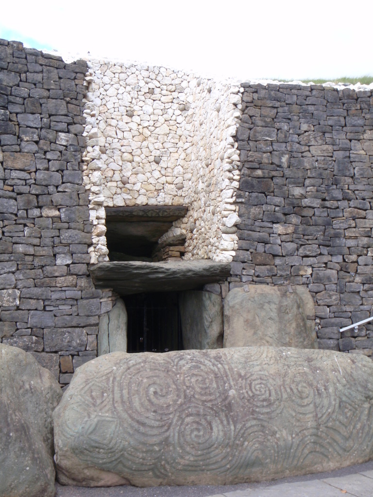 [Ireland.Newgrange.Entrance.jpg]