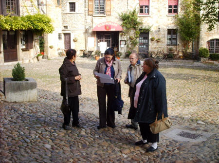 [2perouges5visite.JPG]