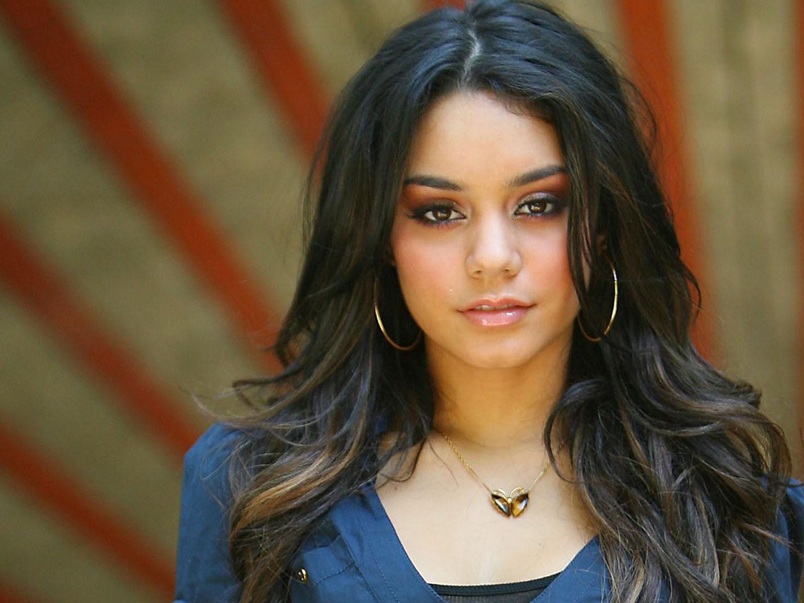 http://4.bp.blogspot.com/_nTZwR6s0cgU/TU0eO27N3WI/AAAAAAAAAW4/wiHnur0TRGc/s1600/Vanessa-Hudgens-008-1600x1200.jpg