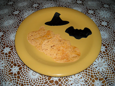 EL HILO DE LOS AMIGUETES XII Tomate+%26+Basil+Tortilla+%26+Plain+Tortilla+dye+with+black+food+coloring,+cut+with+halloween+cookie+cutter.