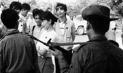 [suu+and+soldiers.jpg]