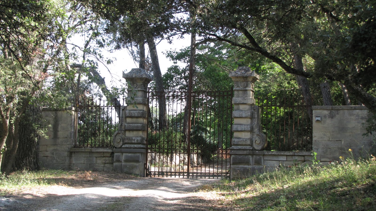 Chateau La Canorgue From The Movie A Good Year With Russell Crowe Provence France Places To Visit French Chateau