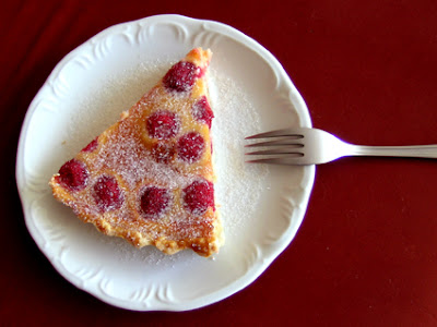 Torta De Bolo No Estilo Deliberadamente Infantil. Desenho De