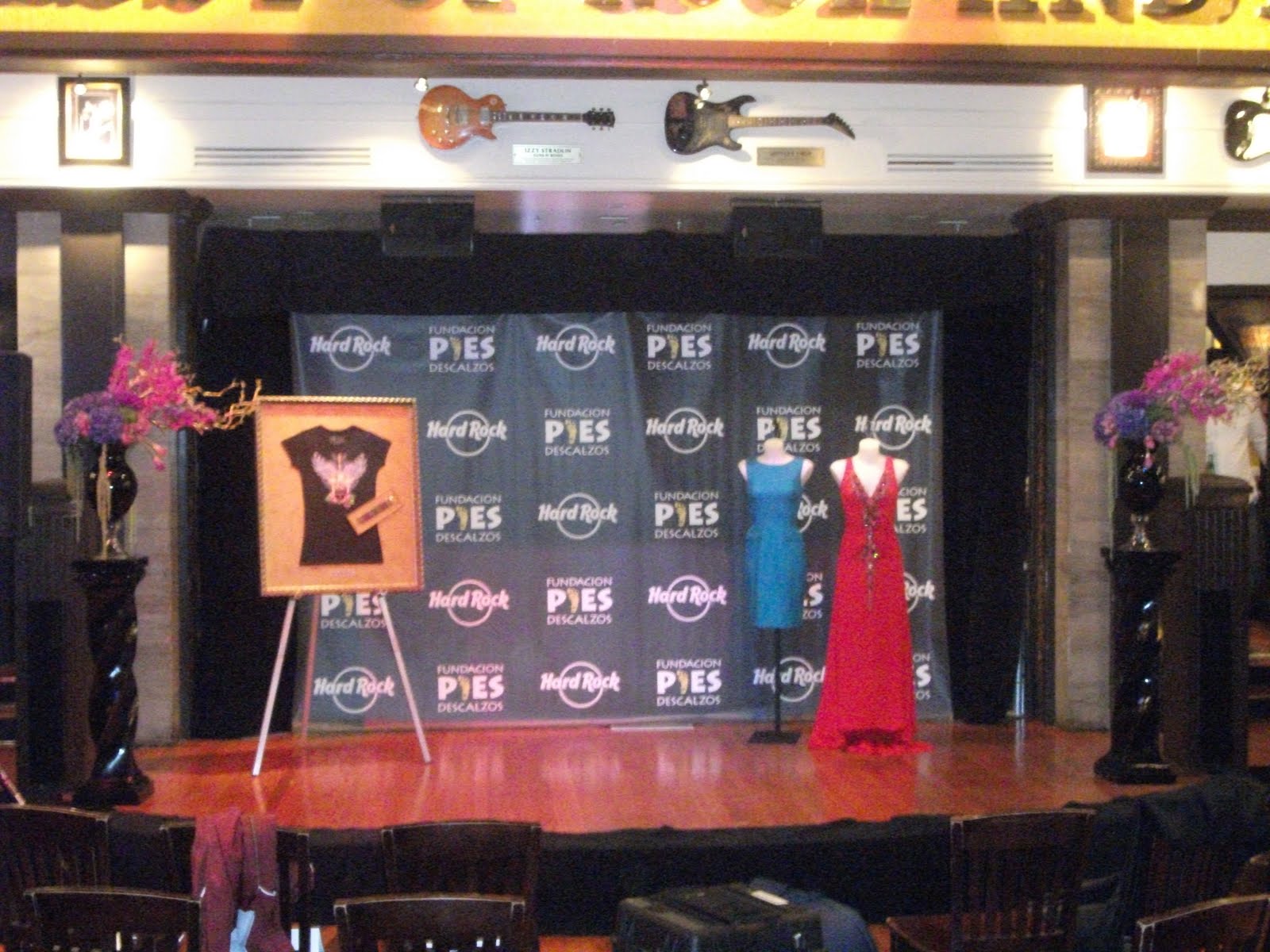 [SHAKIRA+FLOWERS.JPG]