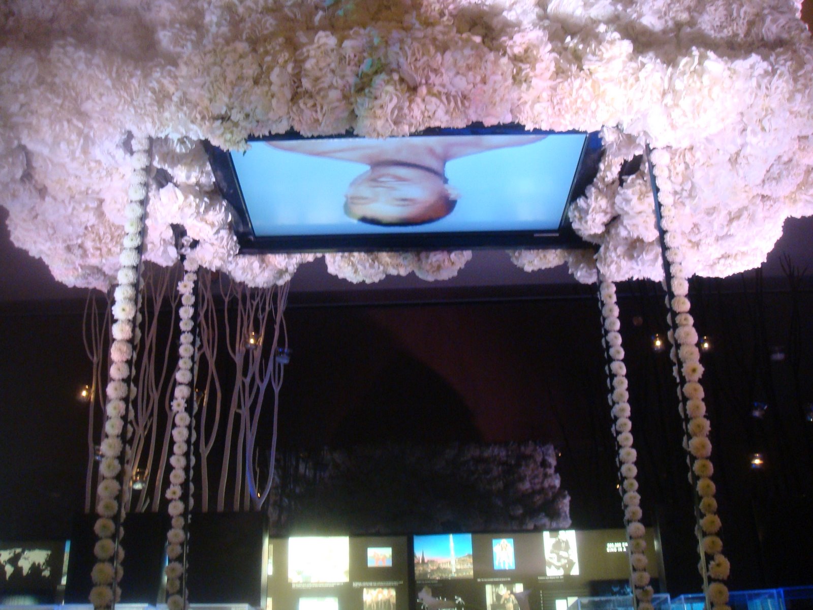 [da+vinci's+florist+unique+centerpiece.JPG]