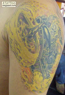 Motoqueiro Fantasma tatuado no braço