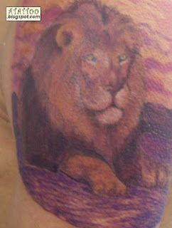 Leão tatuado no braço