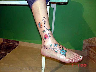 Ramo com flores tatuadas no pé e tornozelo