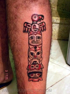 Toten tatuado na perna