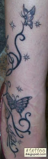Borboletas tatuadas no tornozelo de Juliana
