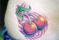 Tatuagem de cereja no quadril
