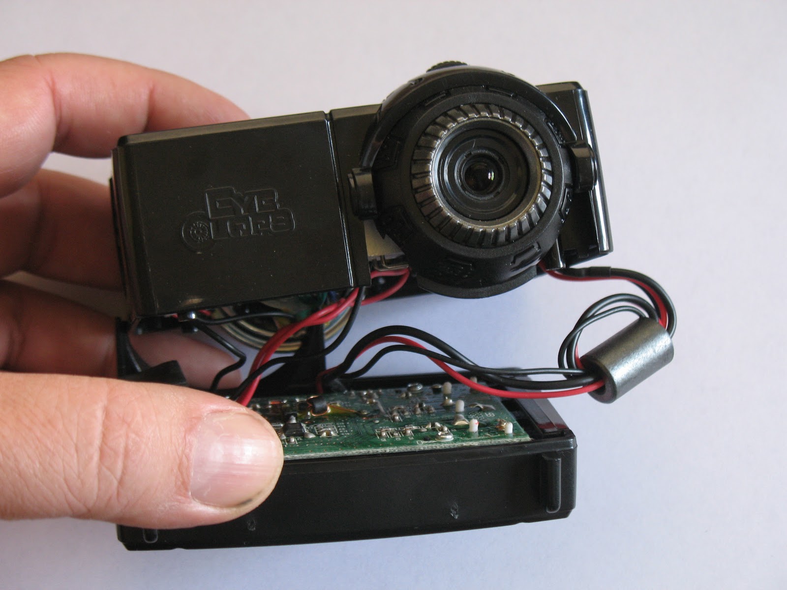 Video Technology Inside the JAKKS Pacific Eyeclops Mini Projector