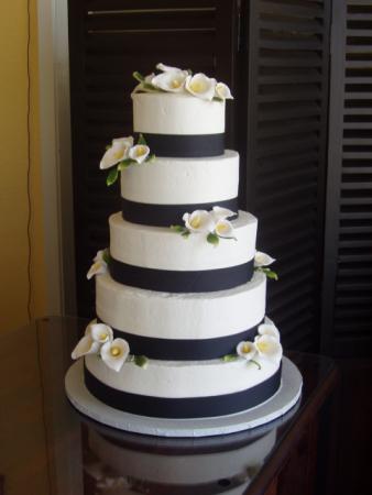 Picture of Black Ribbon And Cala Lilies Wedding Cake Picture of Black Ribbon And Cala Lilies Wedding Cake