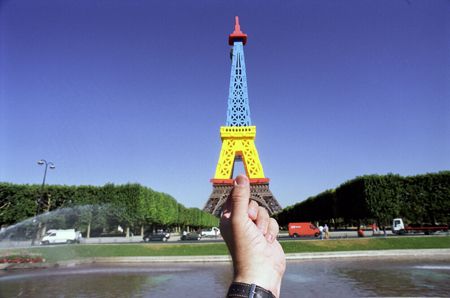 [Eifel+Tower+illusion.jpg]
