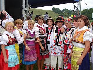 CC Silar (http://en.wikipedia.org/wiki/Image:Carpatho-Rusyn_sub-groups_-_Presov_area_Lemkos_%28left_side%29_and_Przemy%C5%9Bl_area_Ukrainians_in_original_goral_folk-costumes..jpg)