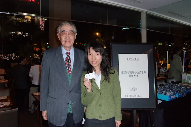 2008/11/22國防醫學院藥學百周年慶台北晶華歡迎餐會中,P34張鍵官與大會祕書許婉屏小姐攝於 "柏麗廳" 歡迎牌前.