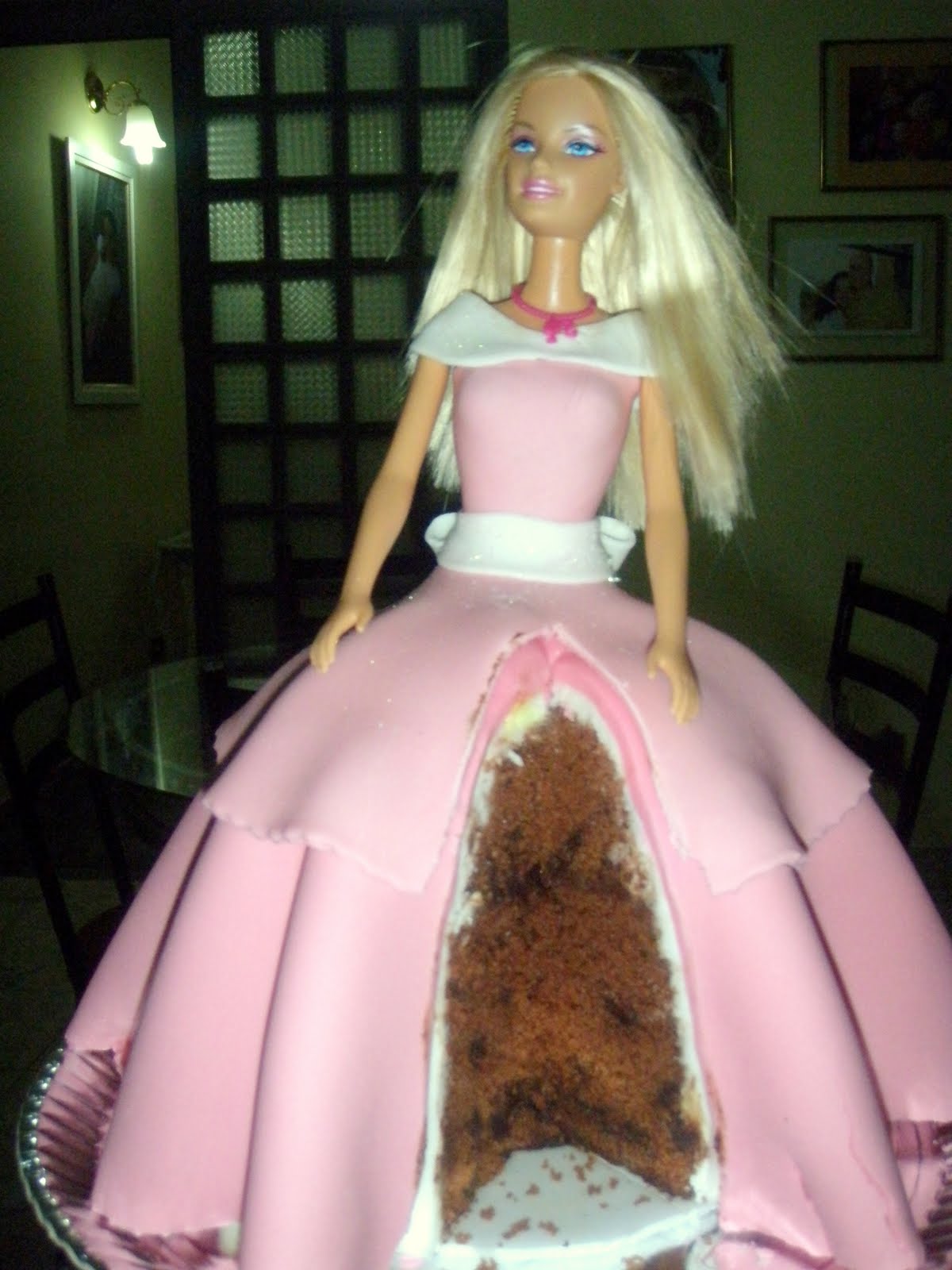 E esse bolo da Barbie não é a coisa mais linda